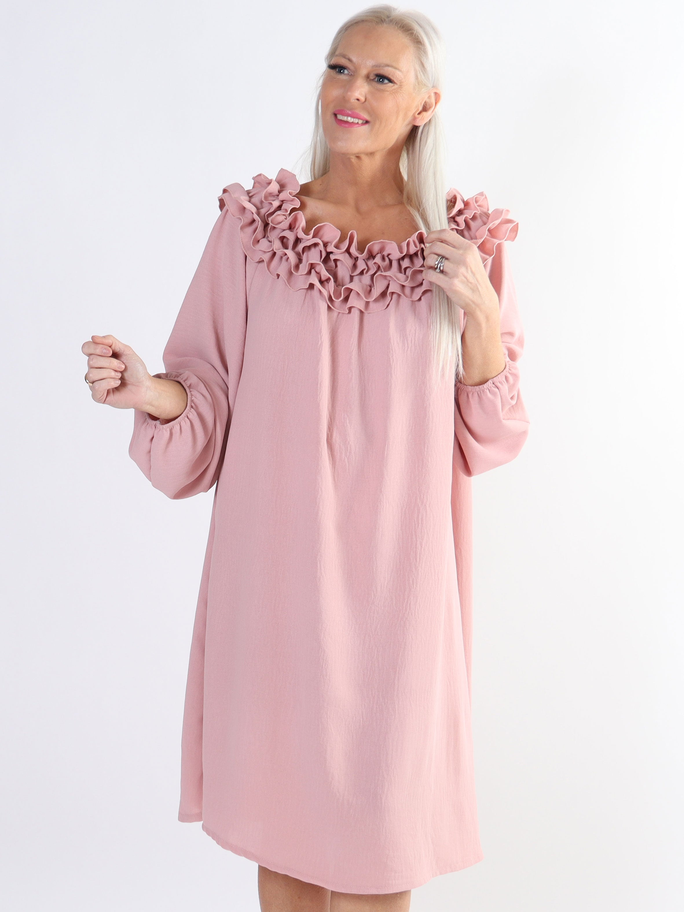 Chili Dress - Plus size kjole med lange ærmer og flæser